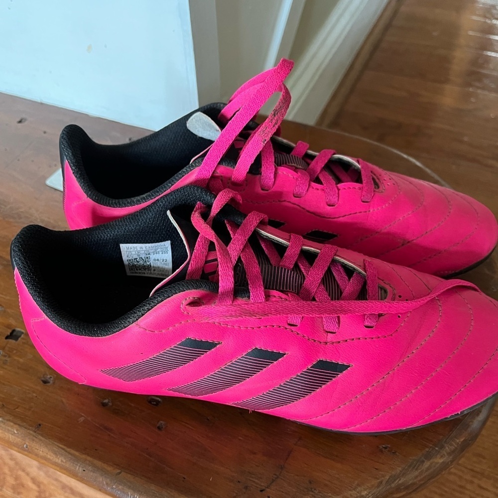 Girls size 5.5 Adidas soccer cleats - Picture 3 of 9